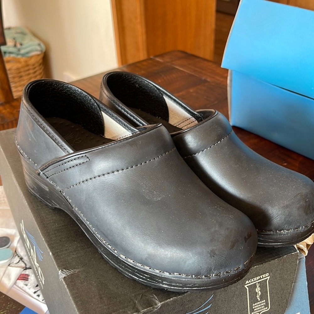 Black Danskos